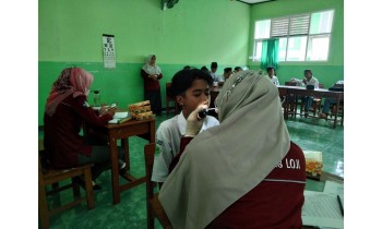 Pelayanan Asuhan Keperawatan Gigi dan Mata di Fase E X01 dan X02 SMA Unggulan Al-Mizan