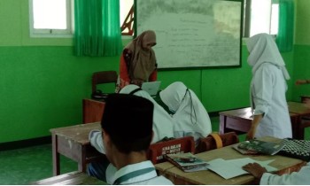 Pertama Masuk Sekolah, Siswa SMA Unggulan Al-Mizan Berebut Kursi Paling Depan