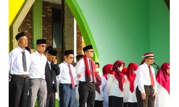 HUT RI 77 Tahun, SMA Unggulan Al-Mizan Gelar Upacara Bersama